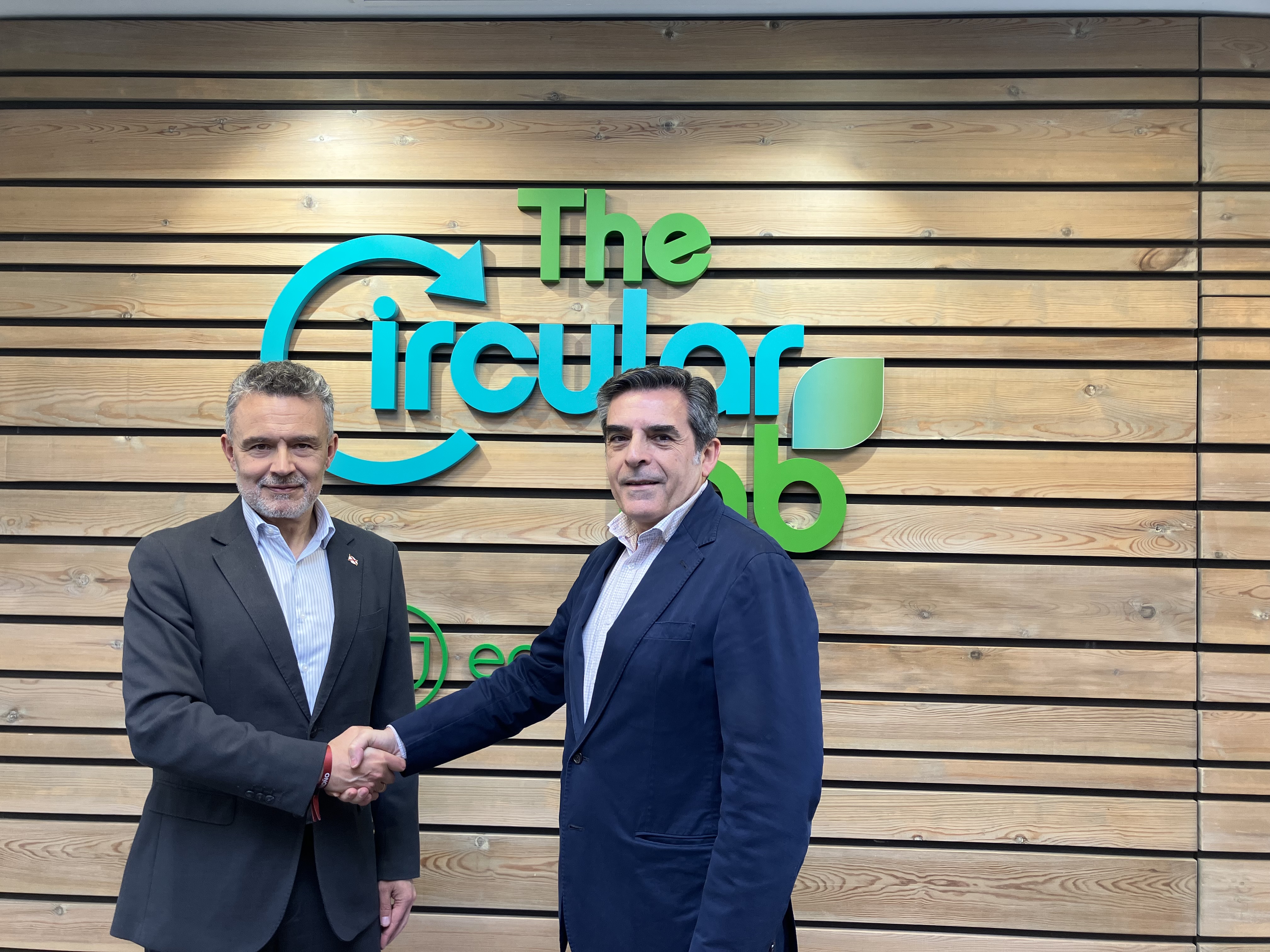 Firma convenio ayuntamiento y Ecoembes